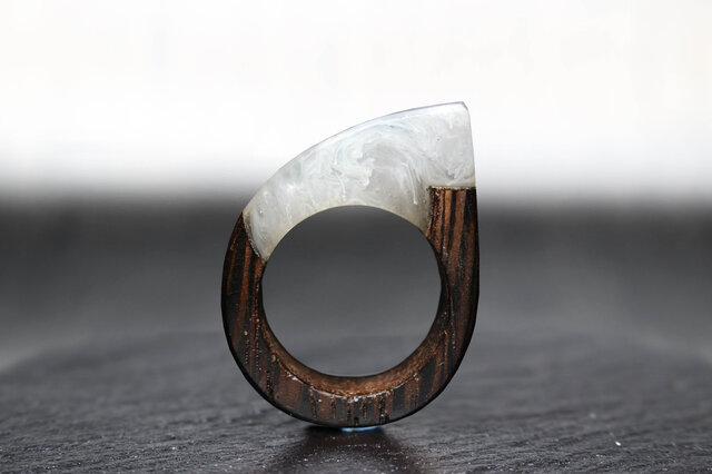 【送料無料】White Mable ~Resin Wood Ring~の画像1枚目