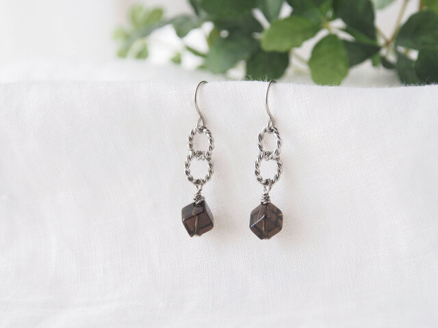 Twist Ring Pierce(Smoky Cube)の画像1枚目