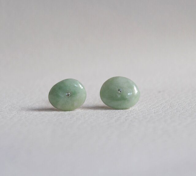本翡翠のスタッド・ピアス（5月の誕生石） | iichi 日々の暮らしを