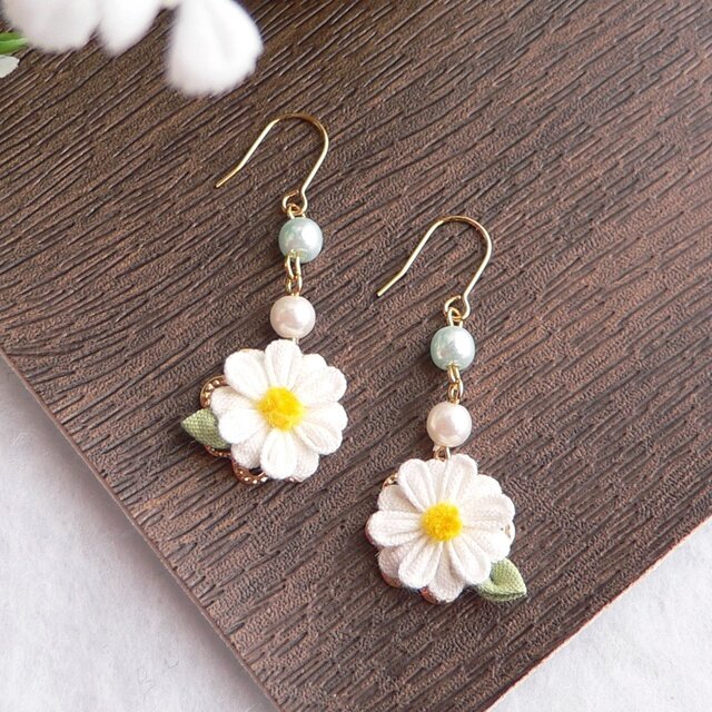 マーガレットピアス　片耳　花芯黄&花びら白 マーガレットピアス 片耳 花芯黄&花びら白 アクセサリー
