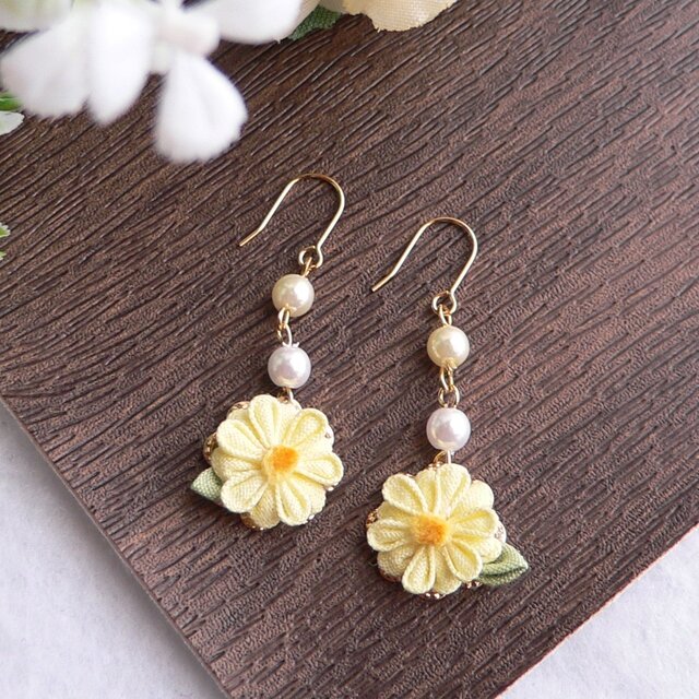 マーガレットピアス　片耳　花芯黄&花びら白 マーガレットピアス 片耳 花芯黄&花びら白