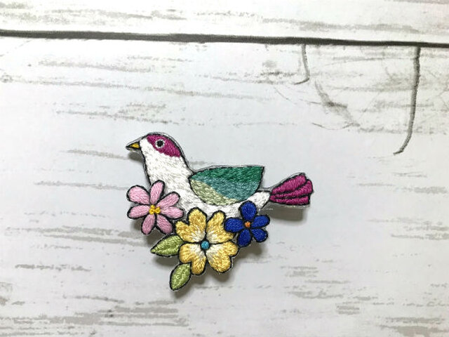 手刺繍ブローチ*花と小鳥の画像1枚目