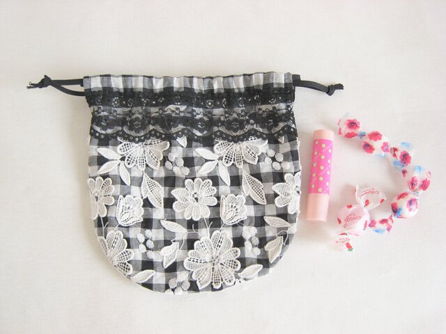 可愛いレースフラワー生地の巾着袋（白×黒ギンガムチェック） | iichi