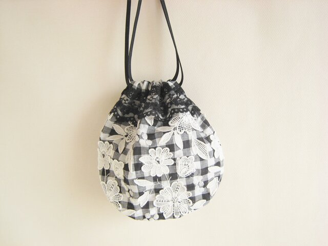 可愛いレースフラワー生地の巾着袋（白×黒ギンガムチェック） | iichi