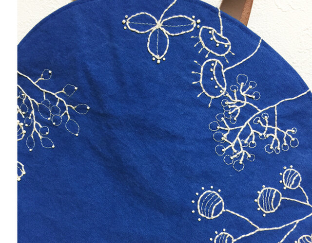 白い刺繍模様の丸いかばん Iichi ハンドメイド クラフト作品 手仕事品の通販