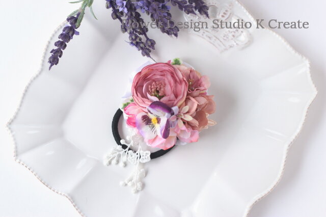 ラナンキュラスとパンジーのヘアゴム お花 ヘアゴム 髪飾り おでかけ 結婚式 ヘアアクセサリー Iichi ハンドメイド クラフト作品 手仕事品の通販