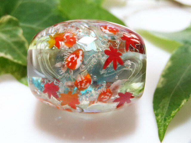 とんぼ玉 金魚と紅葉 | iichi 日々の暮らしを心地よくする