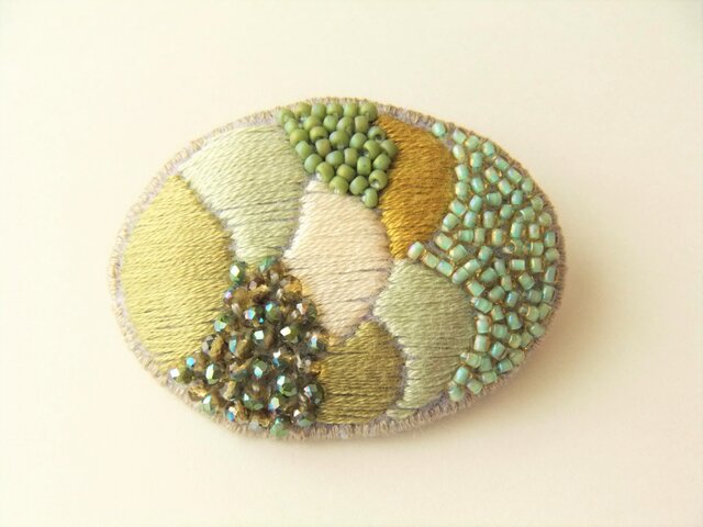 薄緑色のビーズ刺繍チュチュ Brooch ビーズ刺繍 オーバル green（K0778) | iichi 日々の暮らしを