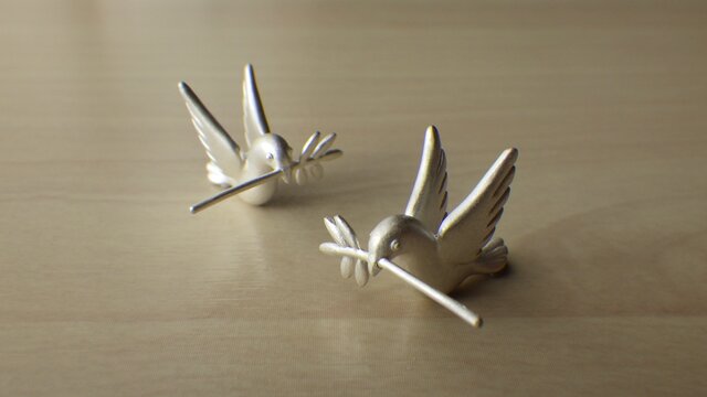 鳩のピアス | iichi 日々の暮らしを心地よくするハンドメイドや