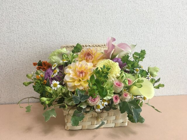 母の日フレッシュフラワーアレンジの画像1枚目