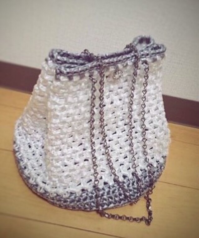 手編み*シルバーとホワイトのバッグ* ショルダーバッグ スズランテープ バッグ 送料無料 【HANDMADE*HK*】の画像1枚目