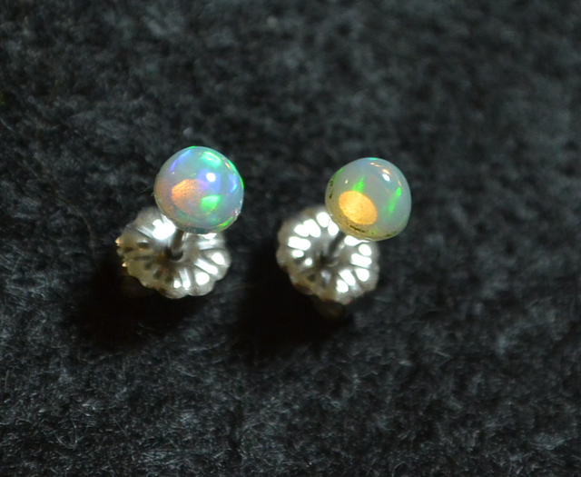 (1点もの)プレシャスオパールのスタッドピアス(4mm・チタンポスト)の画像1枚目