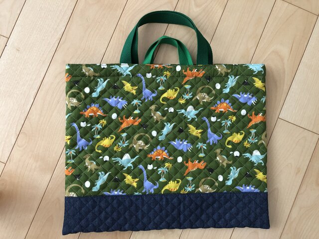 カラフル恐竜 キルティングレッスンバッグ大(グリーン・底ネイビー)の画像1枚目