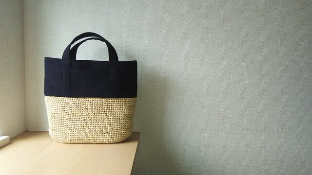 マダガスカル産ラフィアとヴィンテージ帆布のデイリートート (black m)の画像1枚目