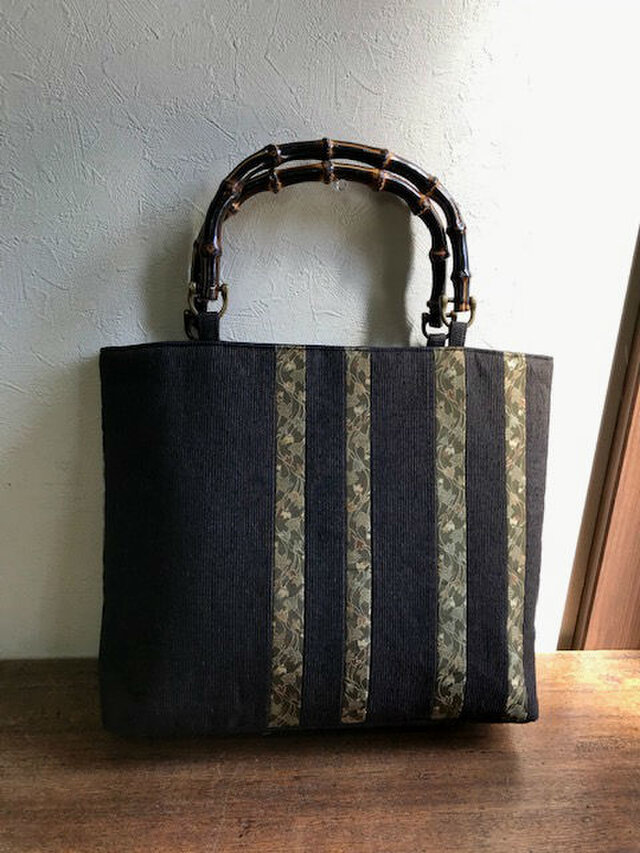 細い縞の紬に花柄帯地の剥ぎ　手提げ