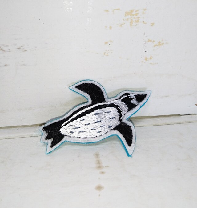 水の中を飛ぶペンギンちゃん②*刺繍ブローチの画像1枚目