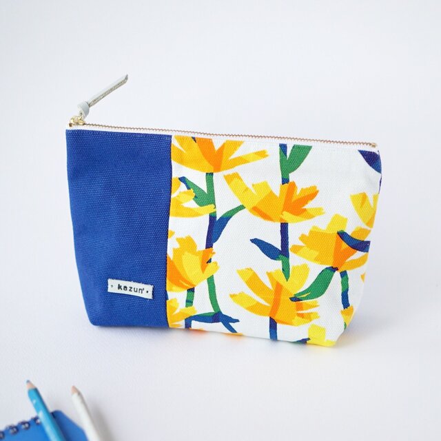 一点もの！デザイナーズ生地で作ったタンポポ柄のマチ付きポーチ・本革使用（青色の帆布）