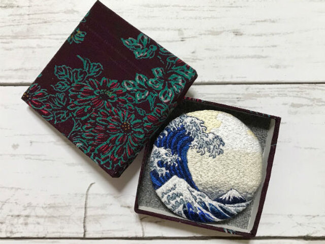 クラシックな浮彫ブローチ 手刺繍浮世絵ブローチ＊葛飾北斎「冨嶽三十六景 神奈川沖浪裏