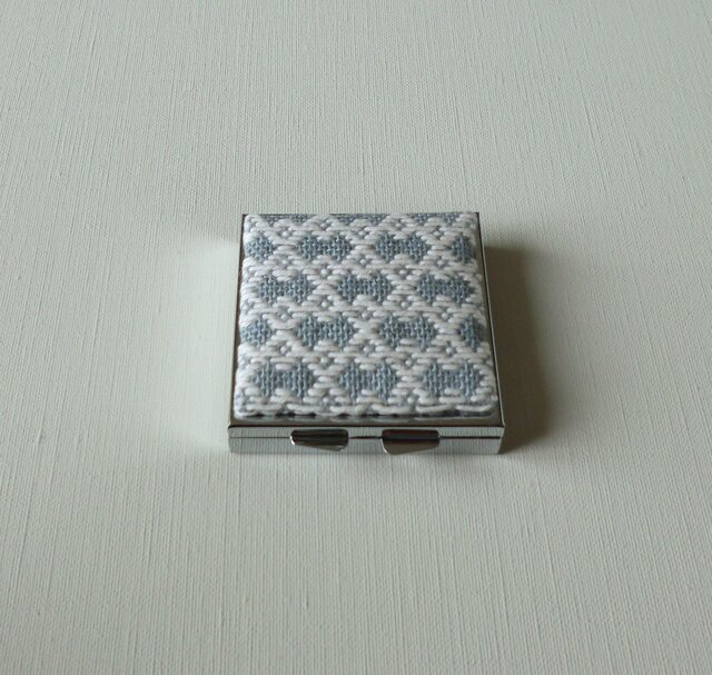 こぎん刺しのアクセサリーケース（ピルケース）ミラー付き・スクエアL