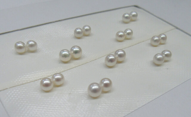 淡水真珠 片穴タイプ 【4mm 10ペア】T4-2T2×10の画像1枚目