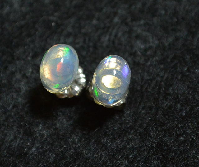 (1点もの)プレシャスオパールのスタッドピアス(7×5mm・チタンポスト)の画像1枚目