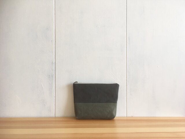 カーキ×チャコールグレー ポーチの画像1枚目