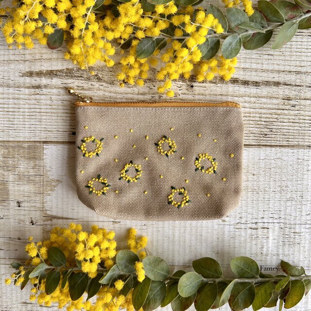 手刺繍ミモザリースの小さめポーチ② 小物入れ | iichi 日々の暮らしを 