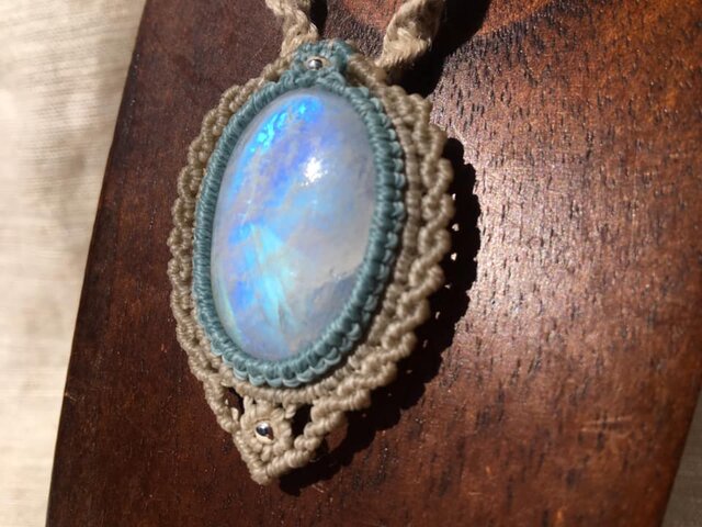 ホワイトラブラドライト(レインボームーンストーン)マクラメヘンプ