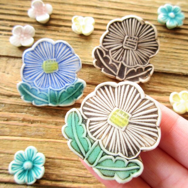 陶器で出来たお花のブローチの画像1枚目