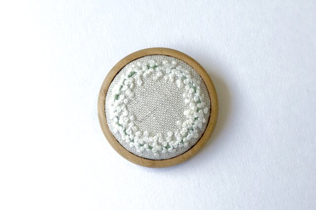 かすみ草のリース 木枠の刺繍ブローチの画像1枚目