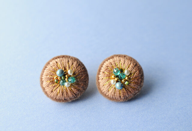 <Stella~遊び好きの星~>刺繍ピアス◎クリムトの星<歓喜の歌>の画像1枚目