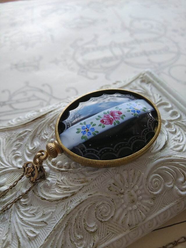 Antique 薔薇/White/Black(40×30ﾐﾘ) クラシカルネジ留めネックレス