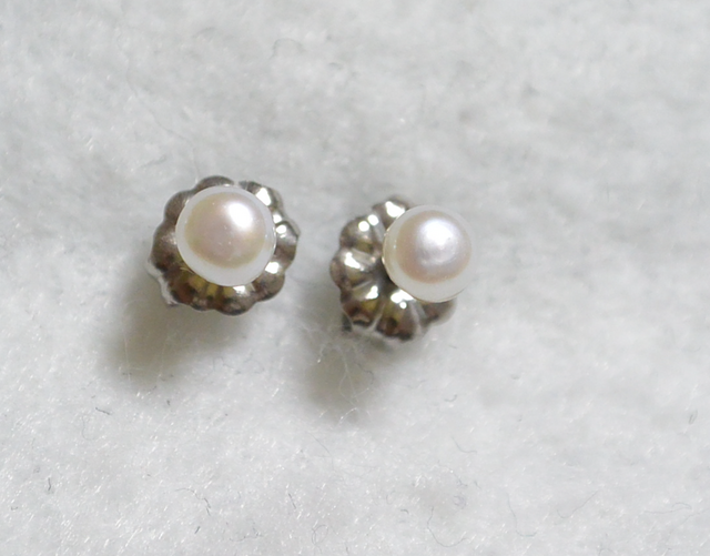極小淡水パールのスタッドピアス(3.5mm・チタンポスト)の画像1枚目