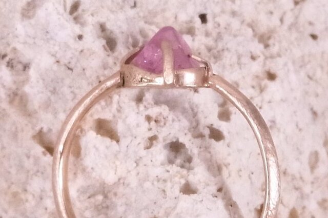 桃色の山のリング(ピンクスピネル)の画像1枚目