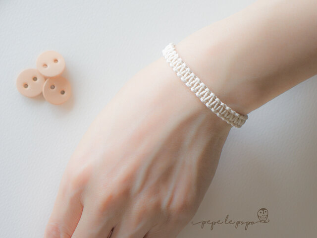 ヌメ革ボタンと平結びのマクラメ編みブレスレット（生成り） | iichi