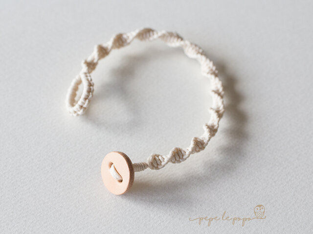 ヌメ革ボタンとねじり結びのマクラメ編みブレスレット（生成り