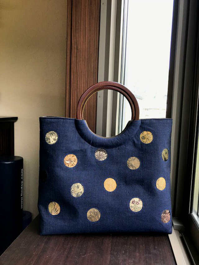 紺地紬　小窓に帯地嵌め込み手提げ　丸い木の手丸い木の手