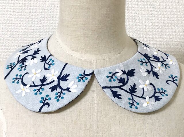 手刺繍つけ襟(水色)の画像1枚目