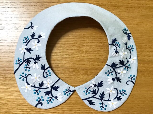 手刺繍つけ襟（水色） | iichi 日々の暮らしを心地よくする