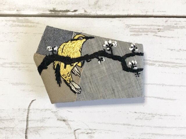 手刺繍浮世絵ブローチ*小原古邨「梅に高麗鶯」の画像1枚目