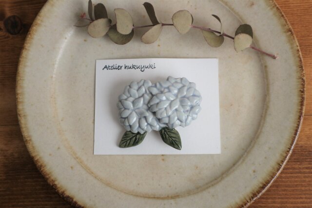 ブローチ 磁器で作った ふたつ紫陽花 ( グレー )の画像1枚目