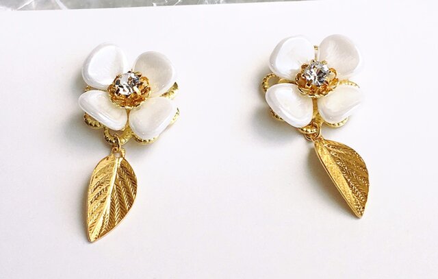 白いお花とゆれるゴールドリーフピアス / イヤリングの画像1枚目