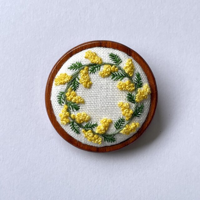ミモザのリース 木枠の刺繍ブローチ(ブラウン) | iichi 日々の暮らしを