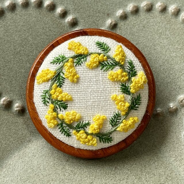 ミモザのリース 木枠の刺繍ブローチ(ブラウン) | iichi 日々の