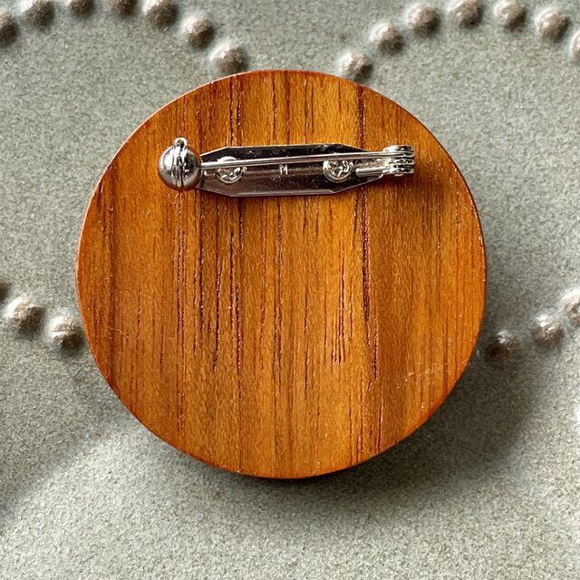 ミモザのリース 木枠の刺繍ブローチ(ブラウン) | iichi 日々の暮らしを