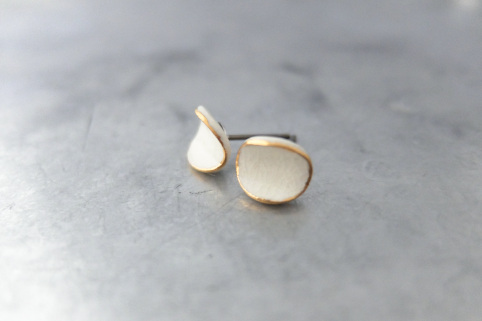 ピアス カール 白薩摩の画像1枚目