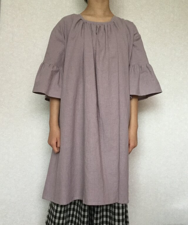 150サイズ フリル袖のふんわりガーリーワンピース グレイッシュピンクの画像1枚目