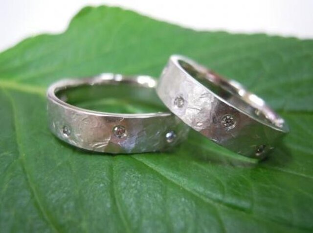 ハンドメイド結婚指輪☆極太ツヤ消し&打ち出しダイヤ入りの画像1枚目