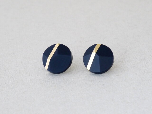 ランダムカットのピアス NAVYの画像1枚目