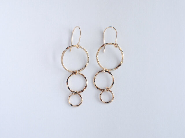 New【14kgf】月ピアス/槌目/三連(フックタイプ) ゴールド 華奢 シンプルの画像1枚目